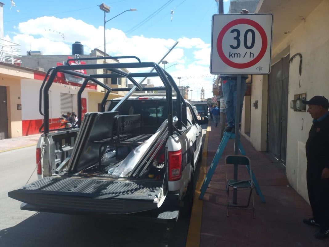 Ixtenco refuerza la seguridad vial con nueva señalización urbana