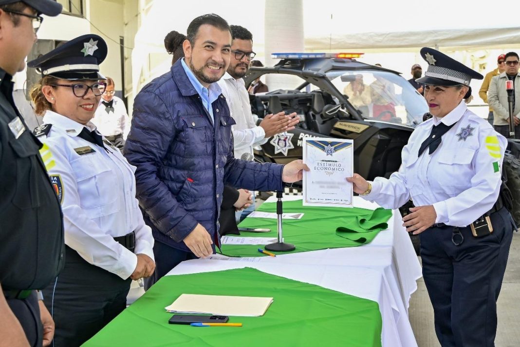 RECONOCE EL PRESIDENTE SALVADOR SANTOS CEDILLO COMPROMISO DE POLICÍAS DE HUAMANTLA CON LA ENTREGA DE ESTÍMULOS ECONÓMICOS