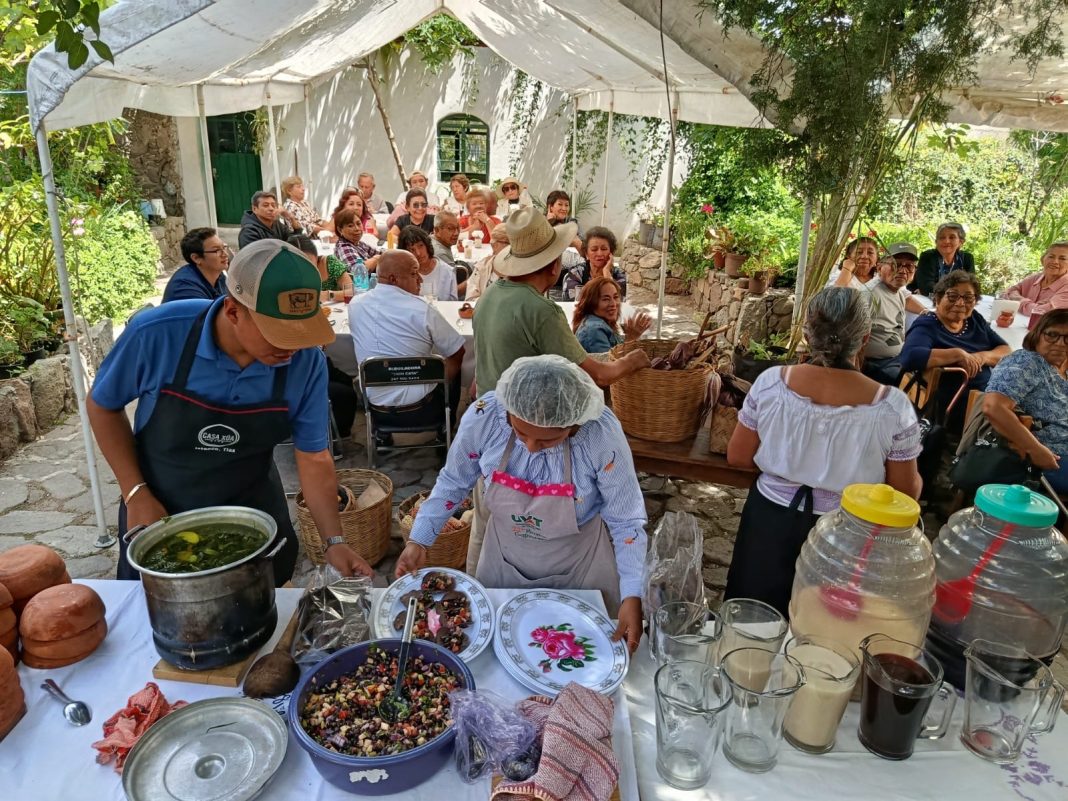 Turistas de Mérida, Yucatán, recorren Ixtenco y conocen su historia, gastronomía y artesanía