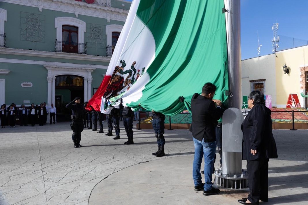 LAS COMUNIDADES DE LOS PILARES, CUAUHTÉMOC Y LA ESCUELA PRIMARIA BENITO JUÁREZ PARTICIPAN EN CEREMONIA DE HONORES A LOS SÍMBOLOS PATRIOS EN HUAMANTLA