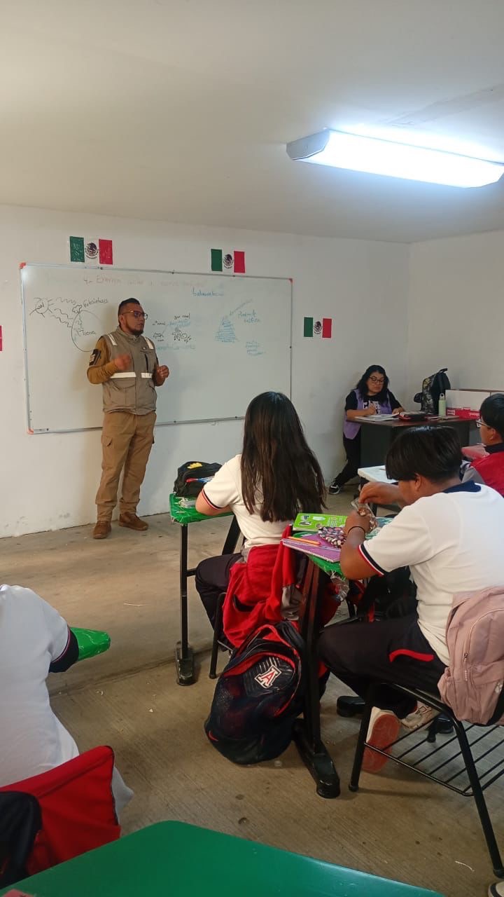 Capacita Protección Civil de Ixtenco a alumnos del CBTa-134 en prevención de sismos y terremotos, rumbo al Simulacro Nacional