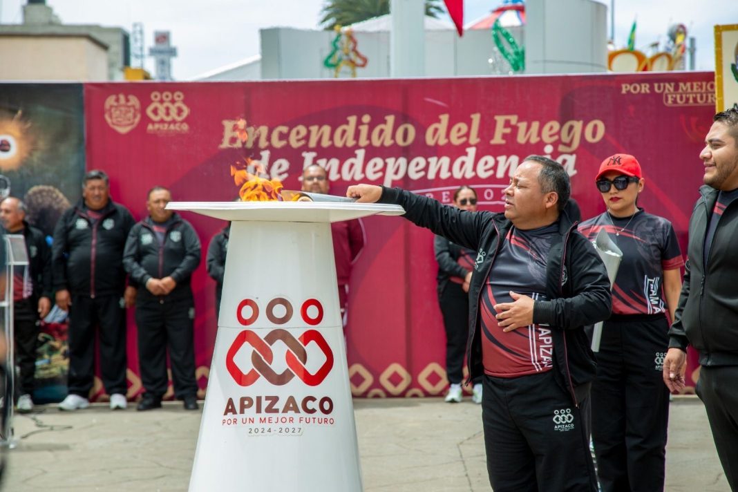 JAVIER RIVERA ENCIENDE EL ESPÍRITU PATRIO CON EL FUEGO SIMBÓLICO DE LA INDEPENDENCIA