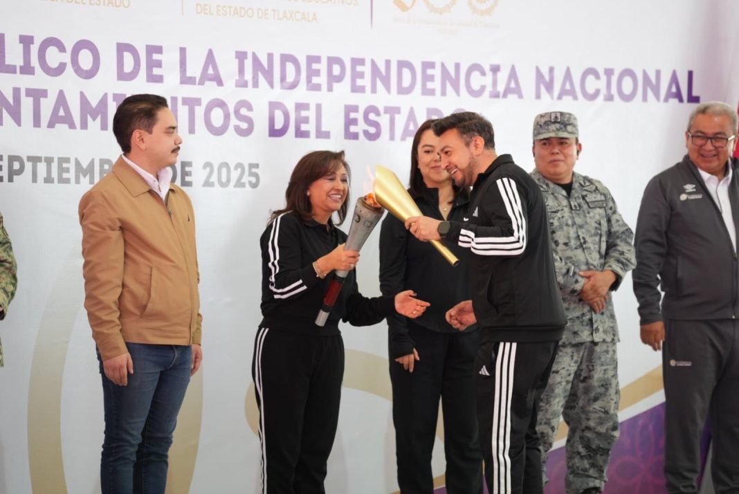 SALVADOR SANTOS CEDILLO RECIBE EL FUEGO SIMBÓLICO DE LA INDEPENDENCIA Y REAFIRMA EL ORGULLO PATRIÓTICO DE HUAMANTLA