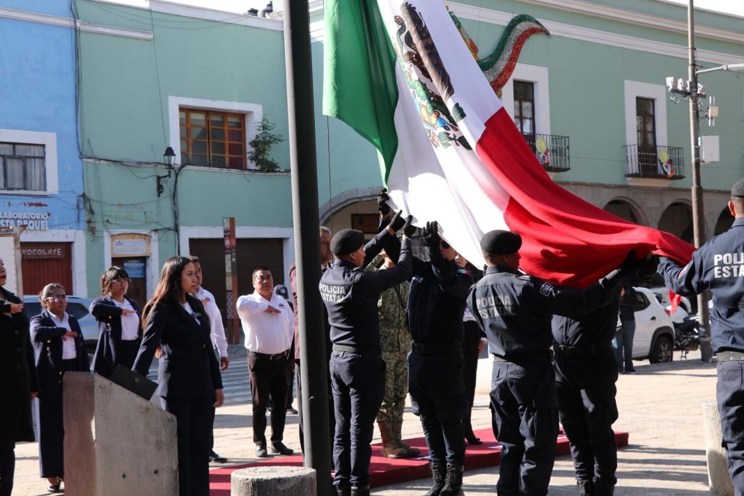 Ixtenco honra a la Bandera Nacional en la capital del estado