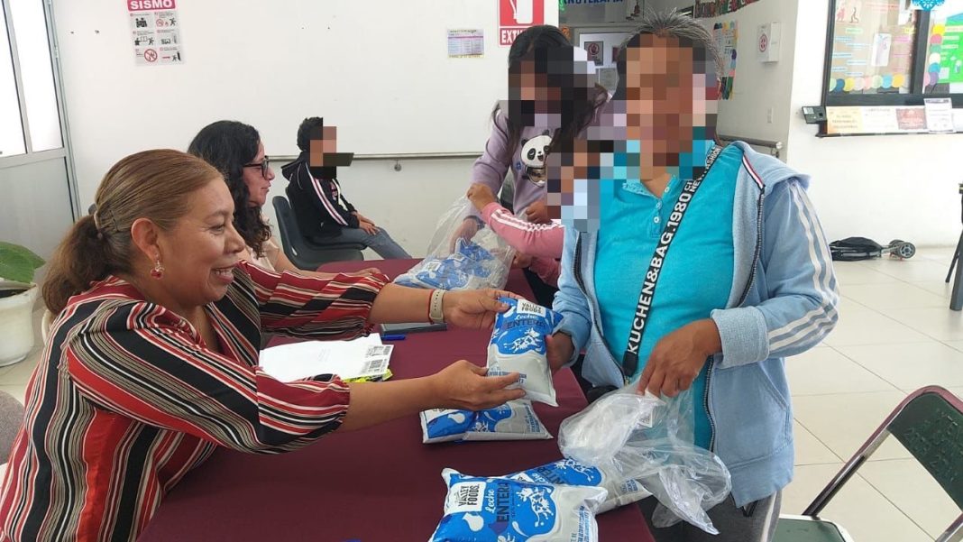 Entrega Gobierno de Ixtenco, 300 litros de leche a familias con enfermos con alguna discapacidad