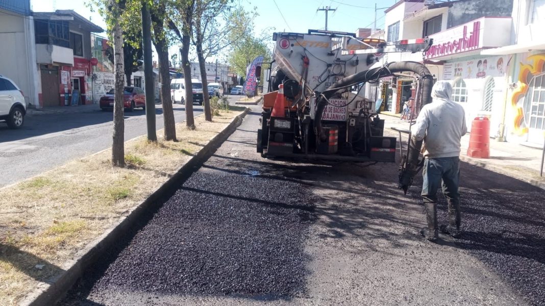 AVANZA EL BACHEO EN APIZACO BAJO EL TRABAJO PERMANENTE DE JAVIER RIVERA BONILLA