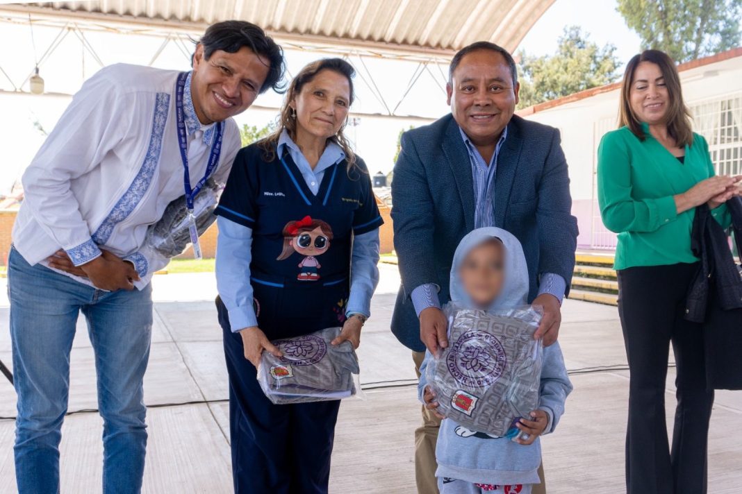 JAVIER RIVERA BONILLA ASISTE A LA ENTREGA DE UNIFORMES ESCOLARES GRATUITOS EN APIZACO