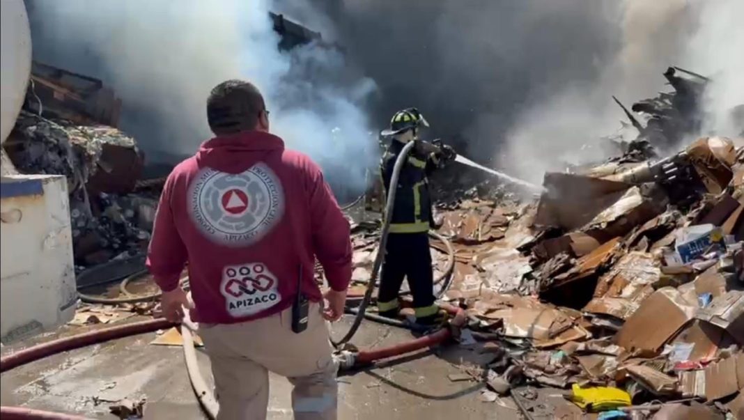 PROTECCIÓN CIVIL DE APIZACO ATIENDE INCENDIO EN RECICLADORA DE SAN ISIDRO