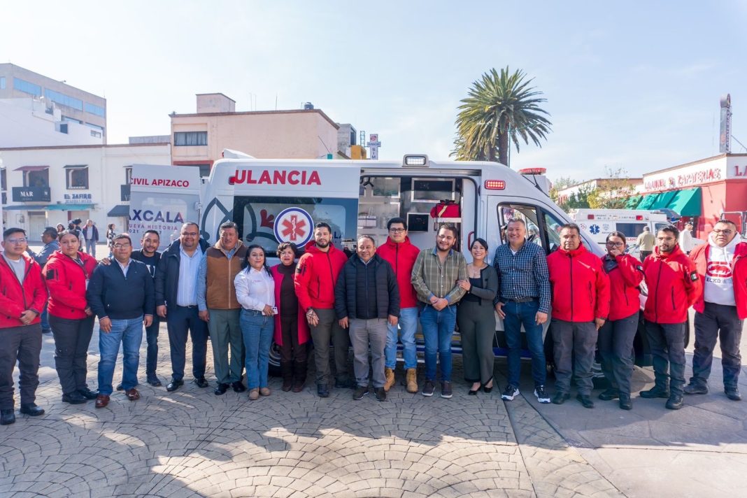 JAVIER RIVERA ENTREGA NUEVA AMBULANCIA A PROTECCIÓN CIVIL MUNICIPAL