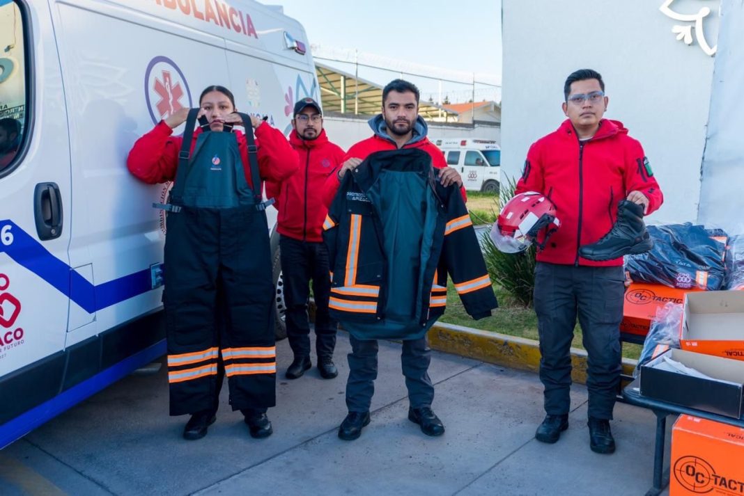 FORTALECE JAVIER RIVERA A PROTECCIÓN CIVIL DE APIZACO CON ENTREGA DE UNIFORMES ESPECIALIZADOS