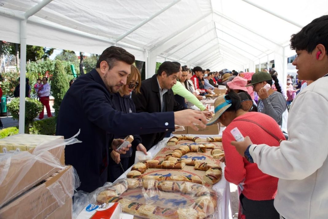 CHAVA SANTOS REALIZA EN HUAMANTLA EL TRADICIONAL CORTE DE ROSCA DE REYES