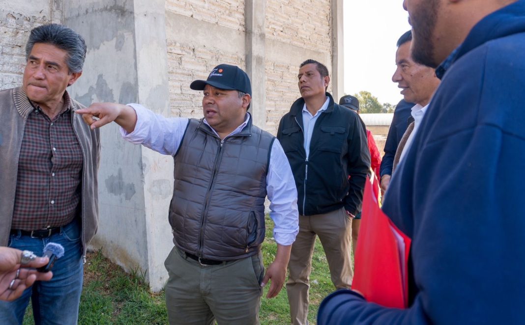 SUPERVISA JAVIER RIVERA OBRA EN SANTA ANITA HUILOAC Y AMPLÍA ALCANCES PARA MAYOR BENEFICIO SOCIAL