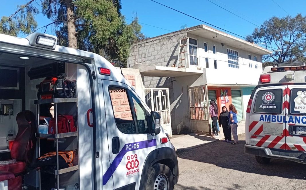 ATIENDE PROTECCIÓN CIVIL DE APIZACO EMERGENCIA POR INHALACIÓN DE GAS LP EN GUADALUPE TEXCALAC
