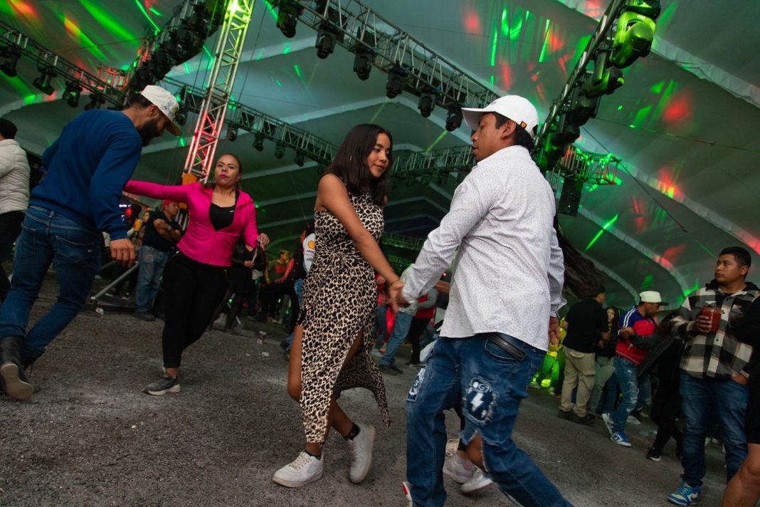MILES LLENAN EL TEATRO DEL PUEBLO DE APIZACO CON SONIDO FANIA Y SONIDO CÓNDOR