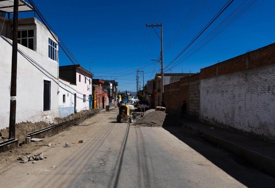Gobierno de Huamantla realiza rehabilitación de pavimento asfáltico en calle Rosete Aranda, en el Barrio La Preciosa