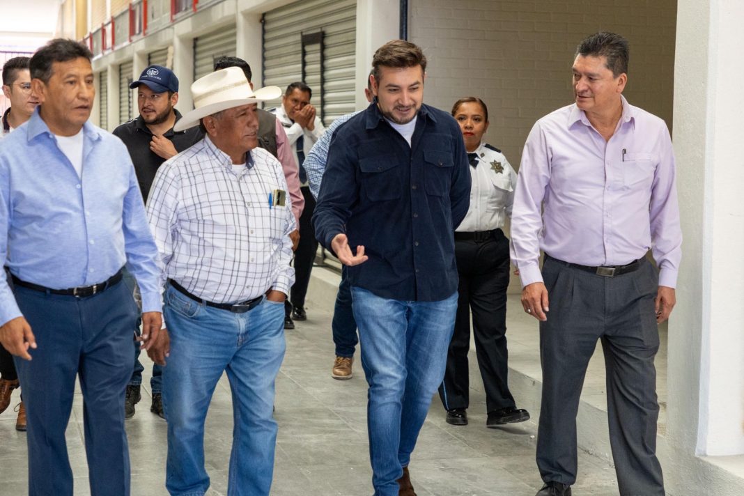 AUTORIDADES ESTATALES Y MUNICIPALES RECORREN PROYECTO DE LA CIUDAD DEL ABASTECIMIENTO EN HUAMANTLA
