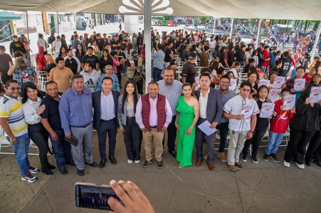 JAVIER RIVERA IMPULSA A LAS JUVENTUDES DE APIZACO CON LA ENTREGA DE TARJETAS “JOVEN GO”