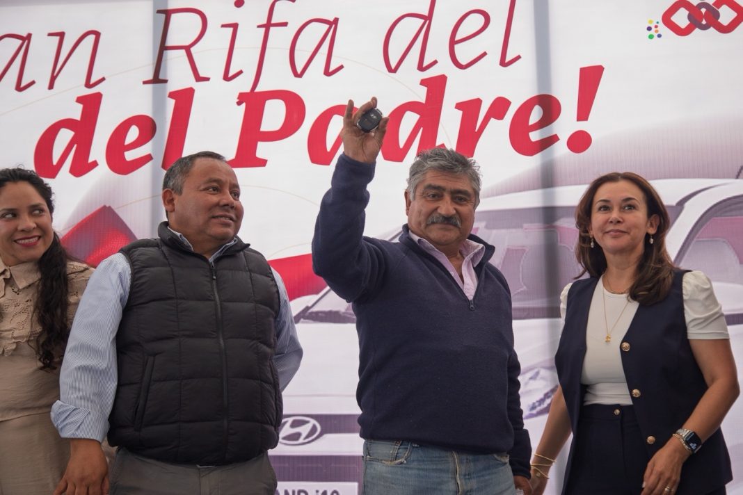 Miles de familias celebran el Día del Padre en Apizaco; Gobierno Municipal entrega automóvil, motocicletas, bicicletas y pantallas