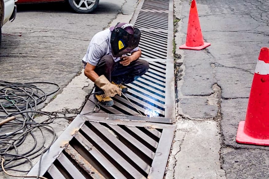 AYUNTAMIENTO DE TLAXCALA REALIZA JORNADA INTENSIVA DE REHABILITACIÓN DE REJILLAS PARA PREVENIR AFECTACIONES POR LLUVIA