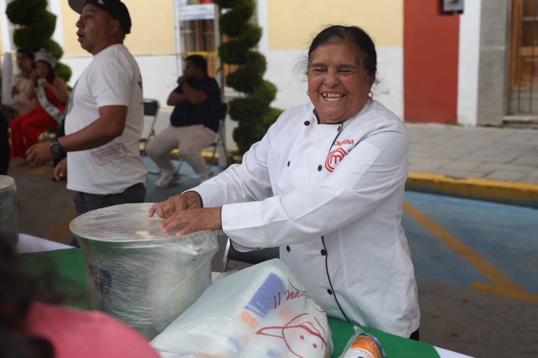 TRADICIONAL CHILEATOLADA REÚNE A FAMILIAS, TURISTAS Y SABORES TRADICIONALES EN LA FERIA INTERNACIONAL DEL ARTE EFÍMERO Y DE LA DALIA HUAMANTLA 2026
