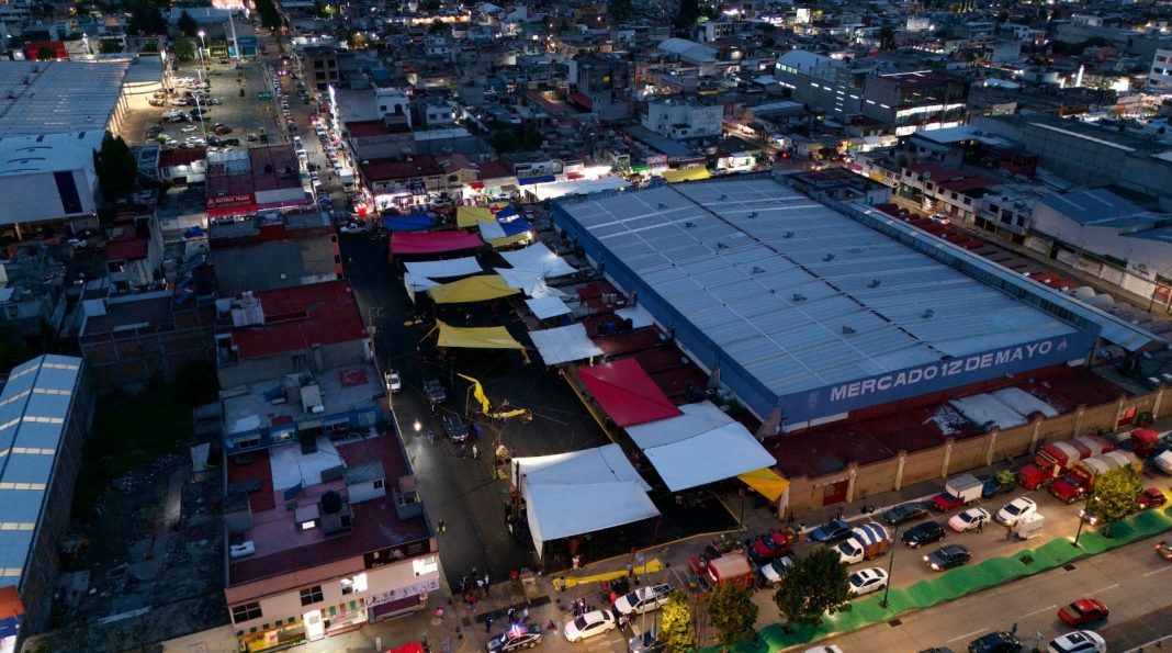 Javier Rivera Bonilla cumple su compromiso y entrega rehabilitada la explanada del Mercado 12 de Mayo