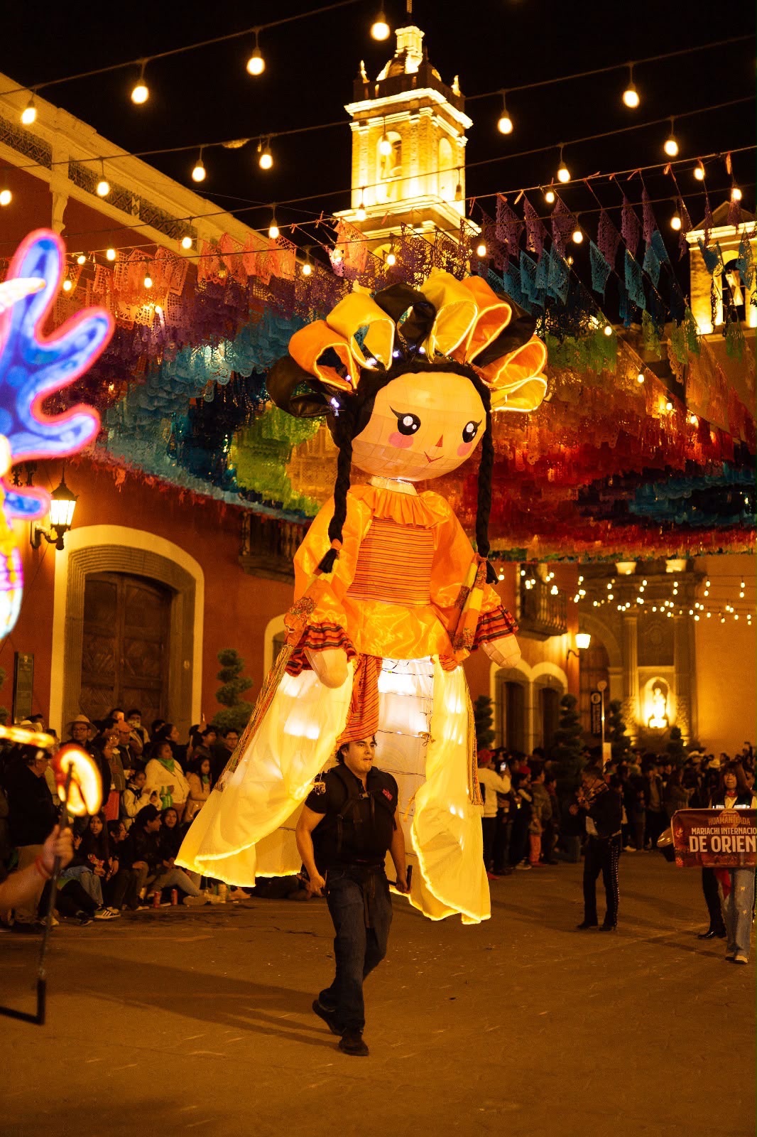 HUAMANTLA SE ENCIENDE CON UN DESFILE LLENO DE COLOR, MÚSICA Y TRADICIÓN