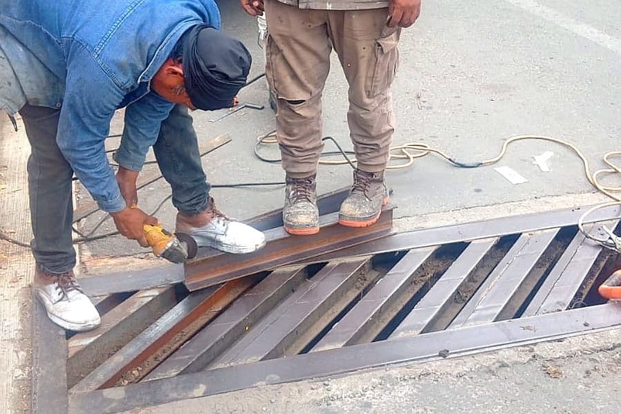 AYUNTAMIENTO DE TLAXCALA REHABILITA REJILLAS PLUVIALES EN ZONAS CLAVE PARA MEJORAR LA SEGURIDAD VIAL Y PREVENIR INUNDACIONES