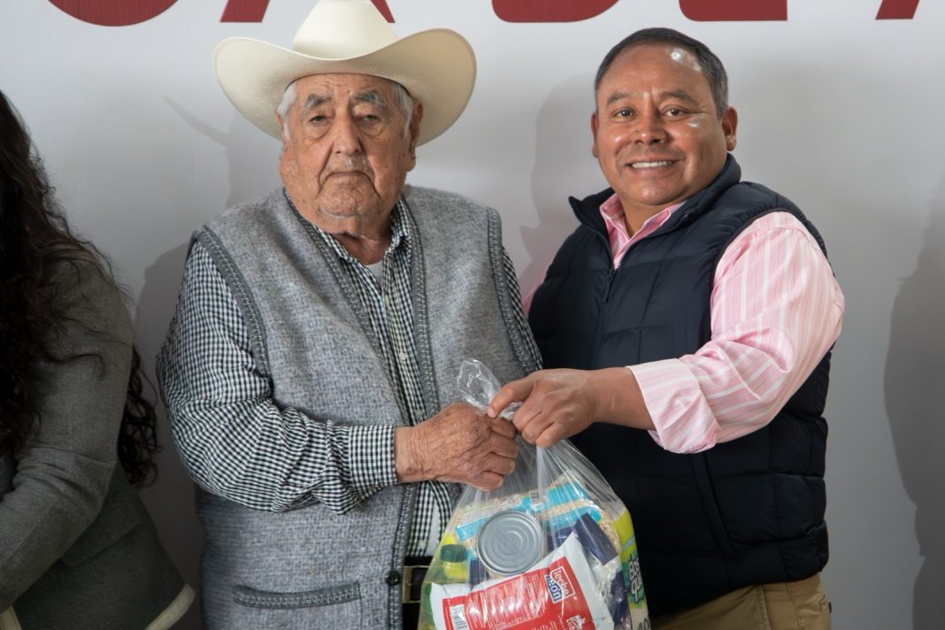 El DIF DEL MUNICIPIO Y EL AYUNTAMIENTO DE APIZACO ENTREGA APOYOS A 180 FAMILIAS EN EL CERRITO DE GUADALUPE.