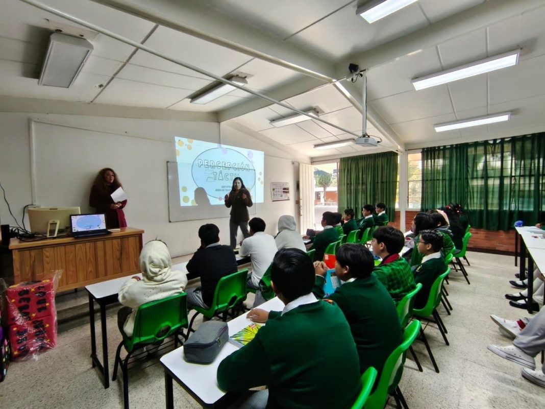 UBR IXTENCO FORTALECE EL APRENDIZAJE SENSORIAL DE ADOLESCENTES CON PLÁTICA SOBRE PERCEPCIÓN TÁCTIL