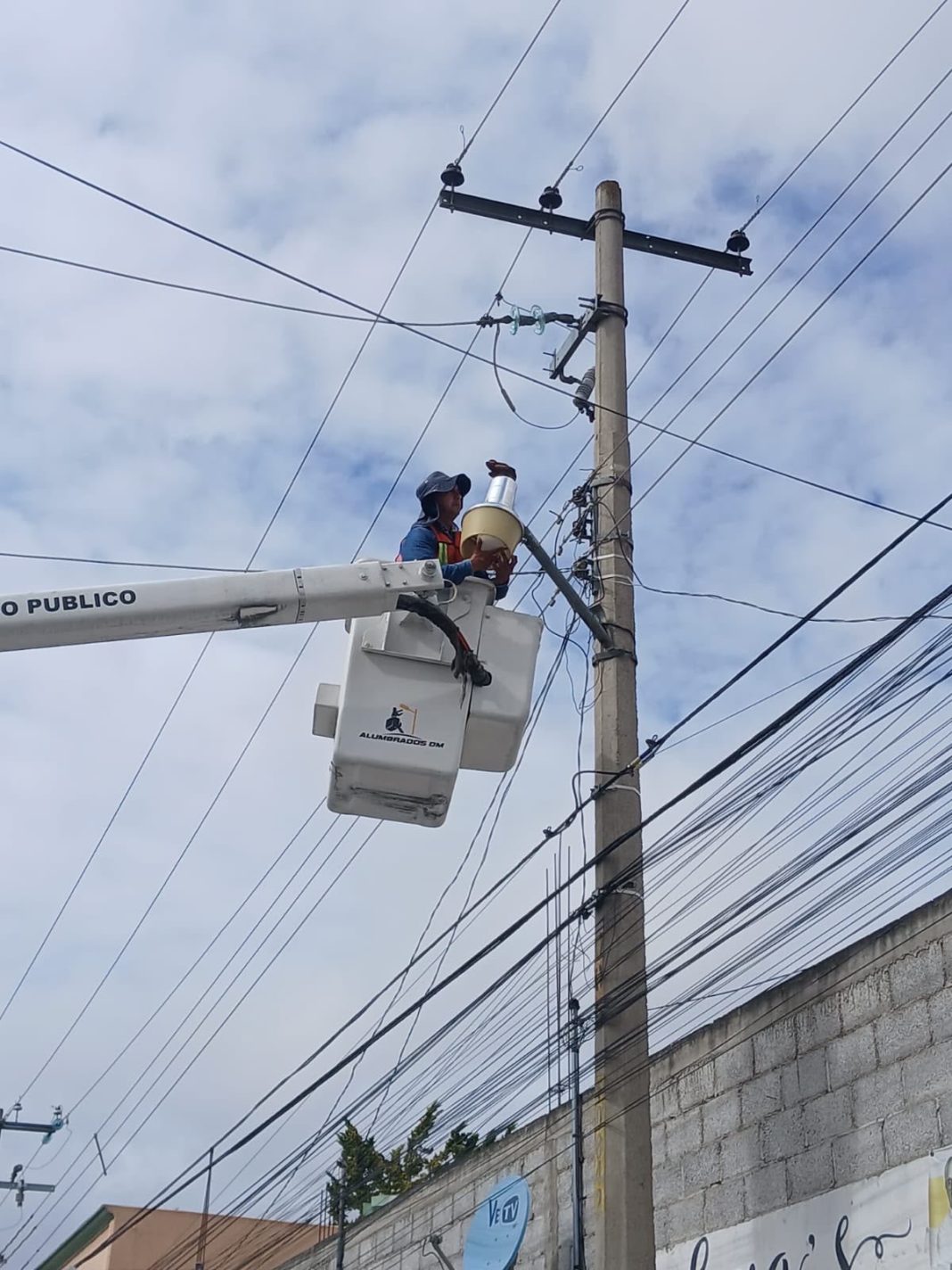 HUAMANTLA BRILLA MÁS: CONTINÚAN TRABAJOS DE REPARACIÓN Y MANTENIMIENTO DE ALUMBRADO PÚBLICO