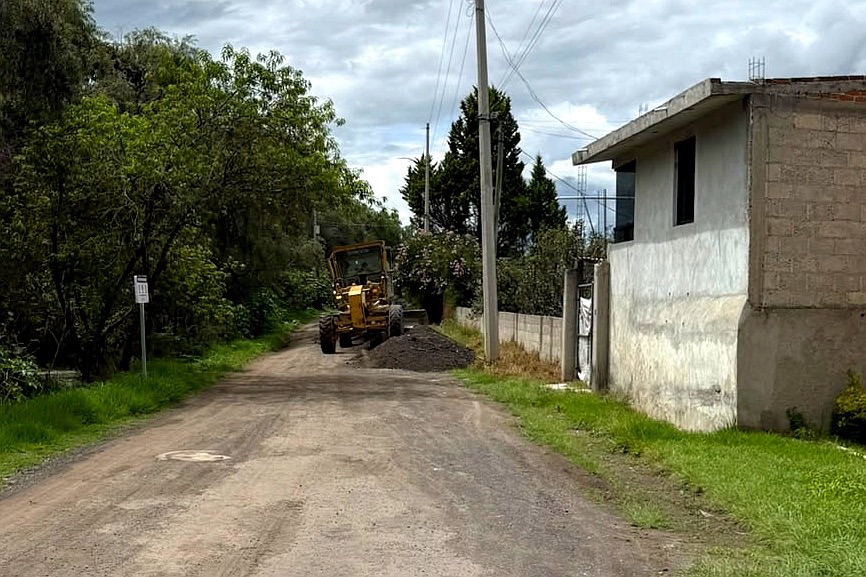 PREVIO AL DÍA DE MUERTOS, AYUNTAMIENTO DE TLAXCALA MEJORA CAMINOS EN TIZATLÁN