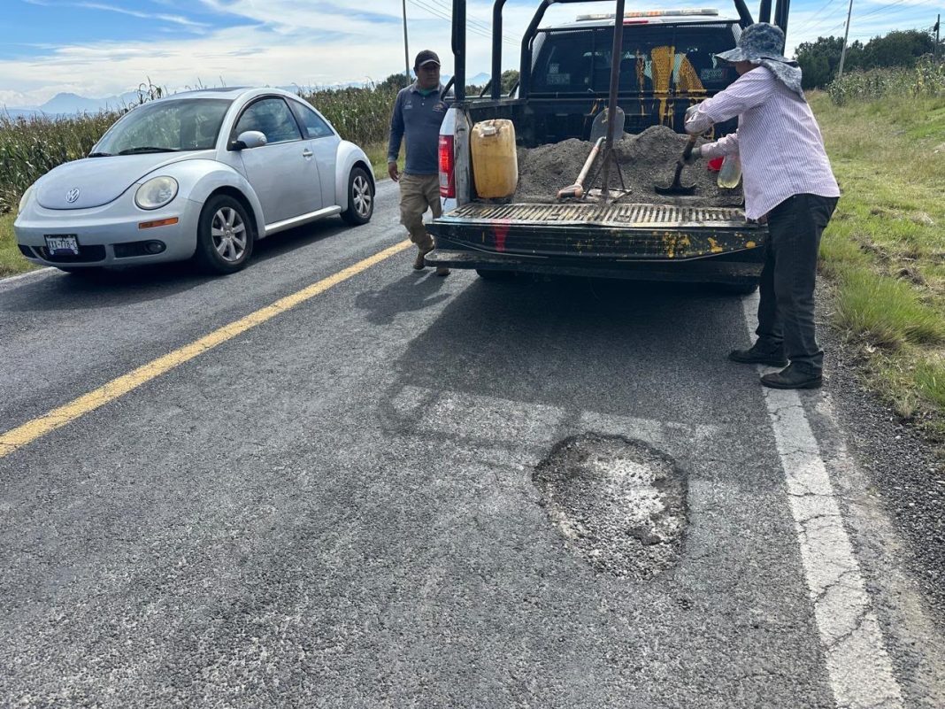 ALINE LAZO REFUERZA TRABAJOS DE BACHEO EN TRAMOS CARRETEROS HACIA HUAMANTLA Y ZILTLALTÉPEC